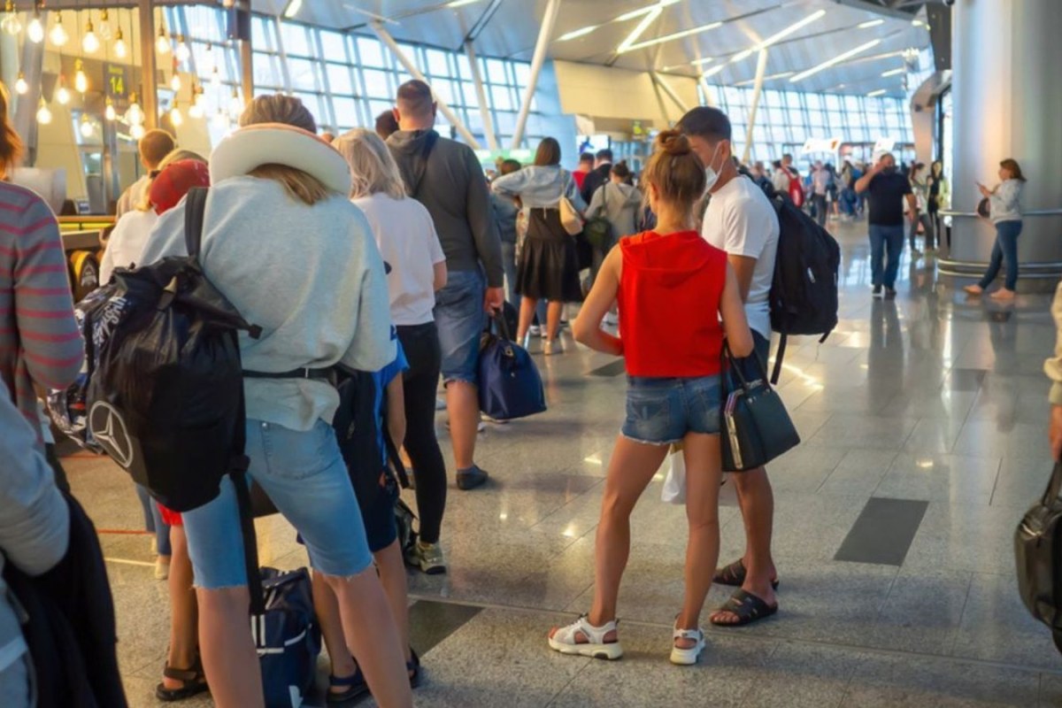 airport security queue