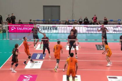 volleyball team huddle