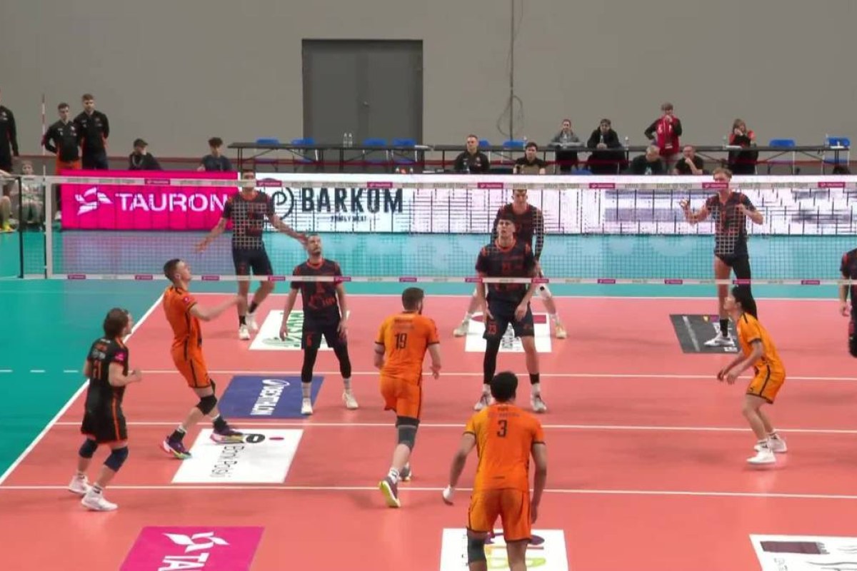 volleyball team huddle