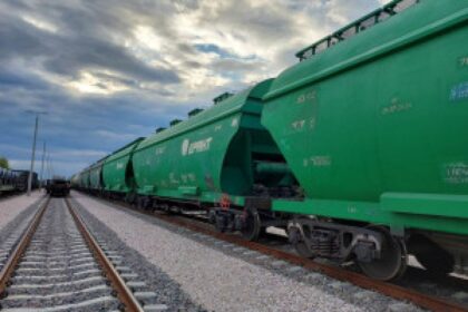 train grain wagons border