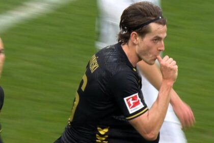 Jakub Kaminski goal celebration