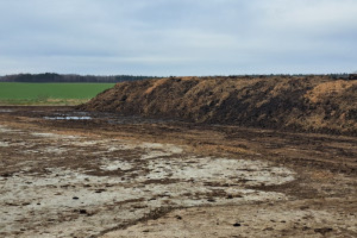 manure storage farm