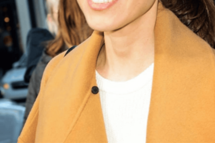 pregnant actress smiling