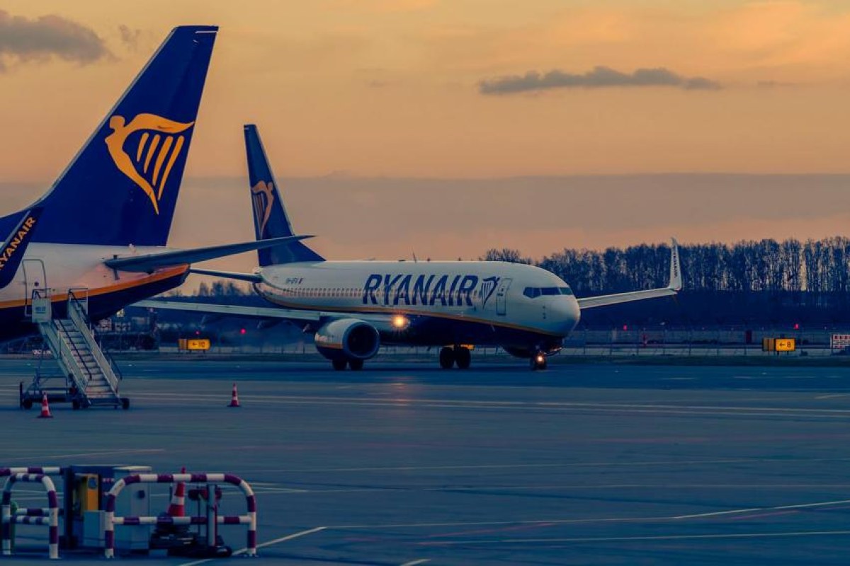 Ryanair airplane airport