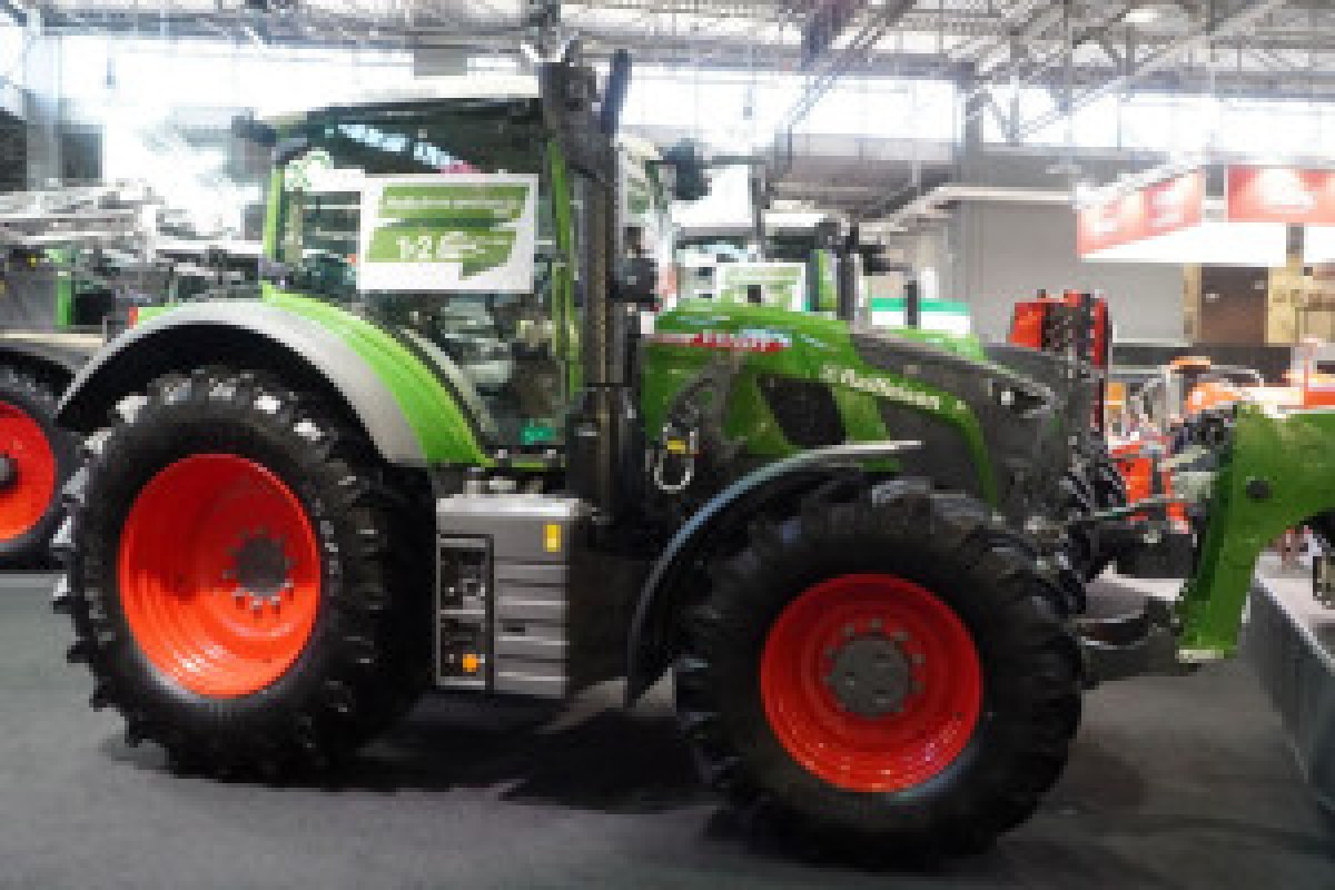 tractor field Ukraine