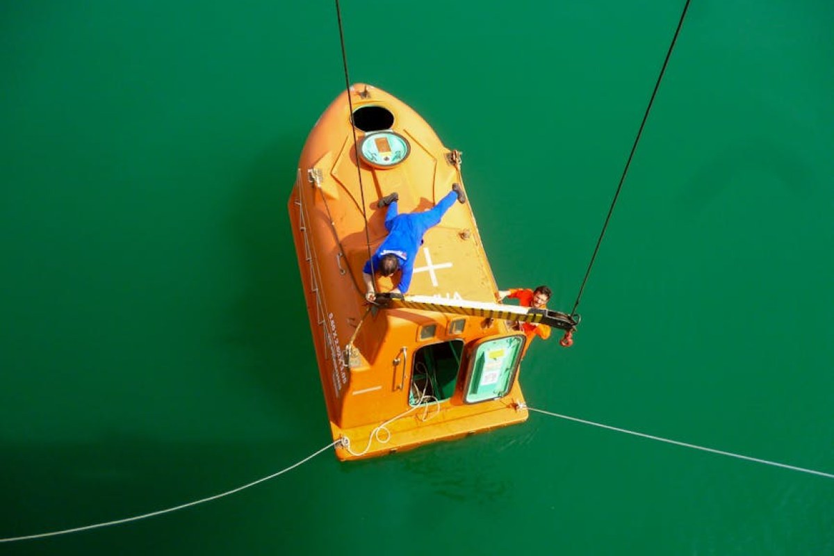 Orion capsule splashdown