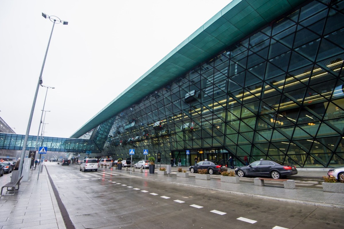 airport terminal crowd