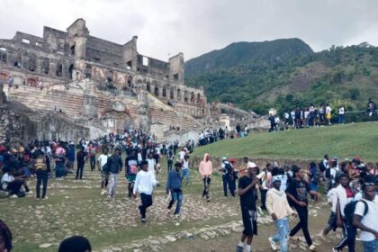 Haiti citadel crowd