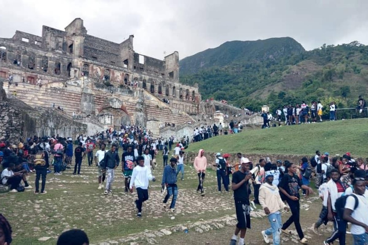Haiti citadel crowd