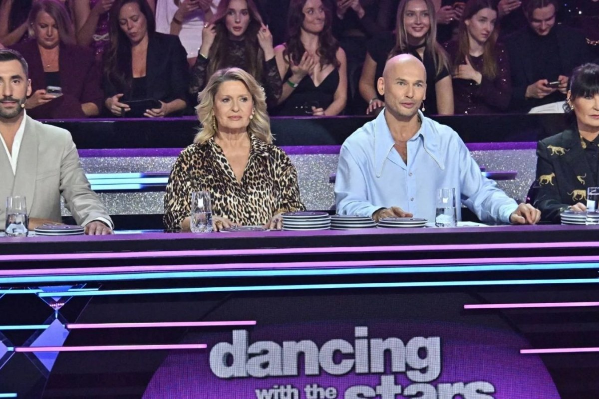 dancing couple stage