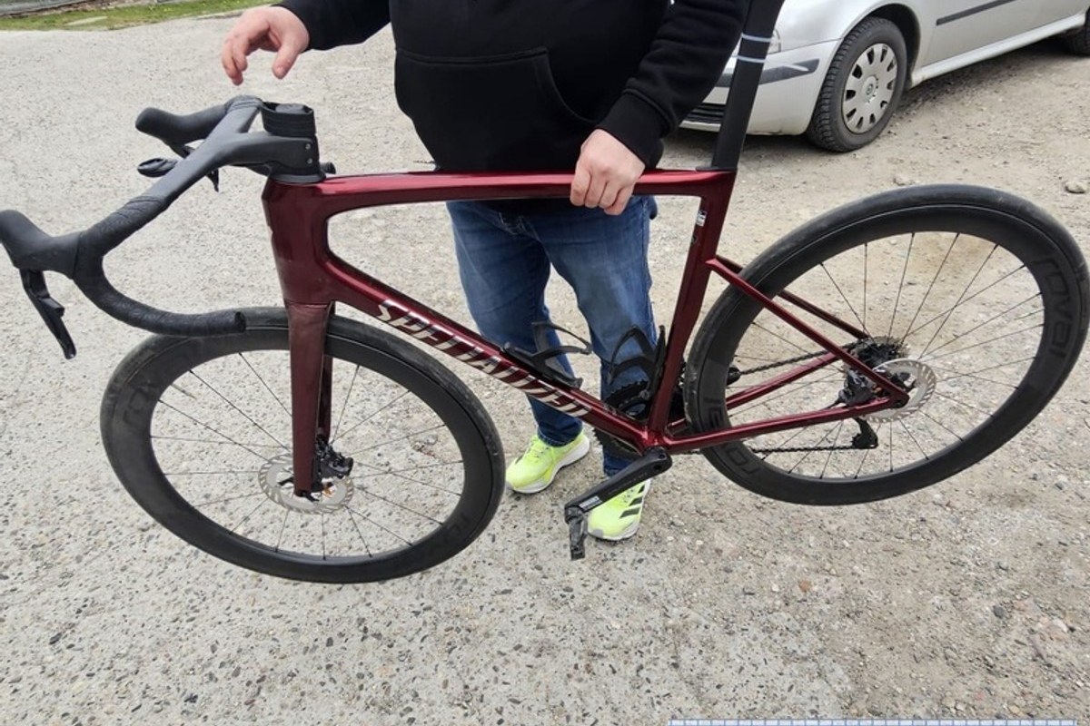 police chase cyclist