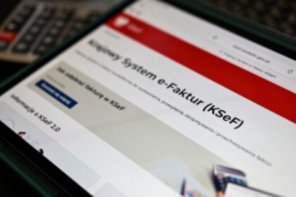 digital invoice laptop