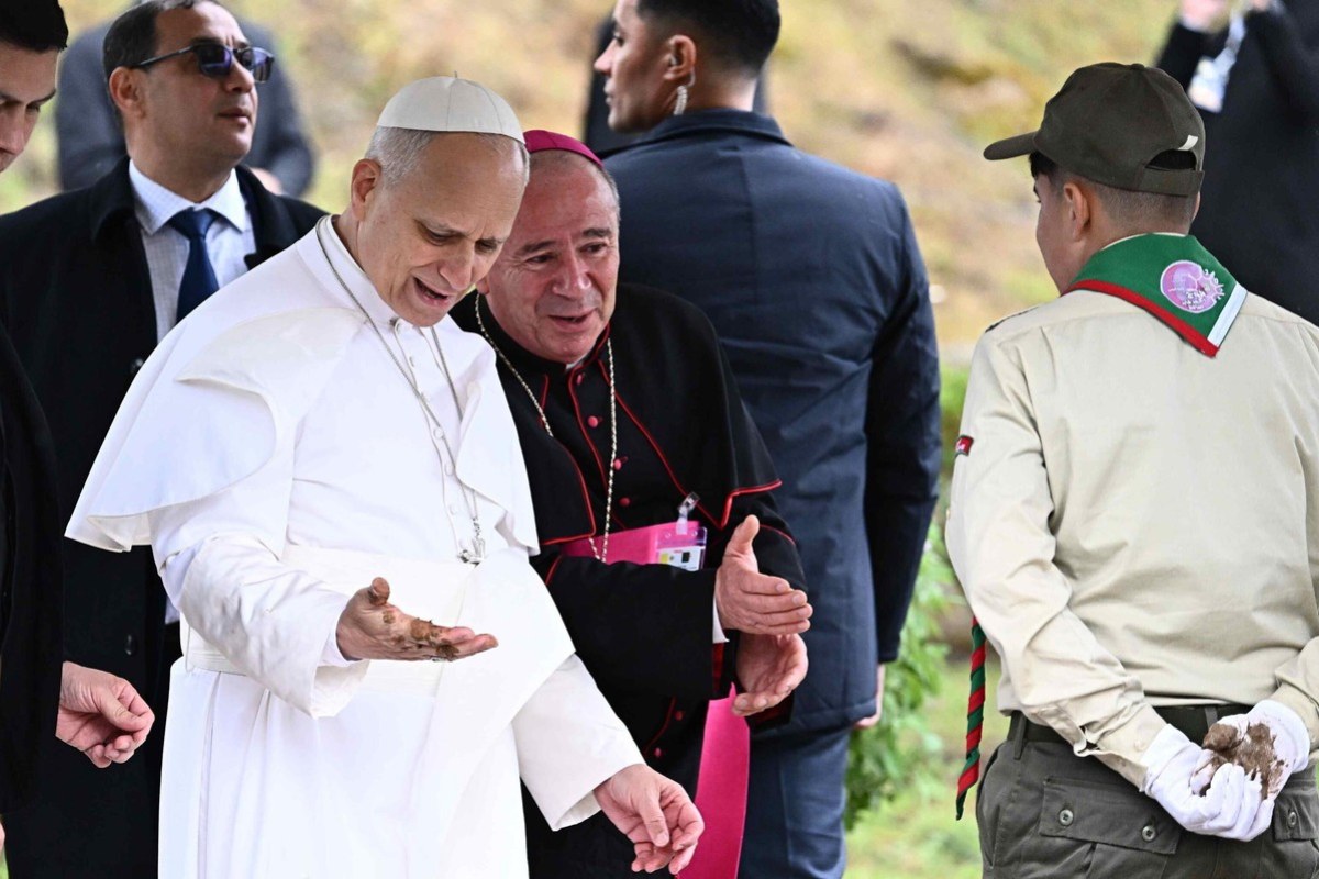 pope handshake soil