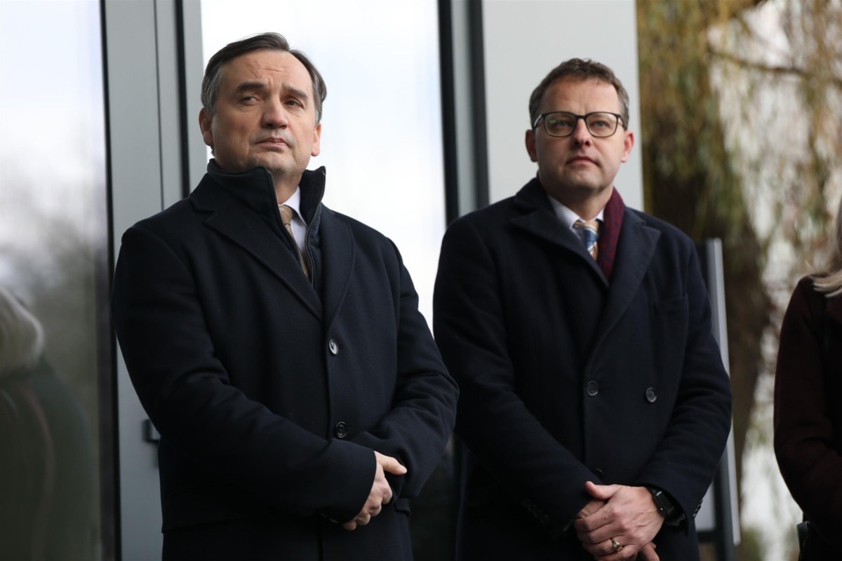 polish politicians court