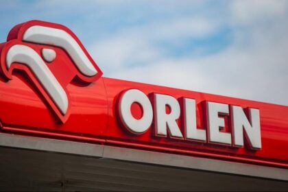 airplane refueling airport