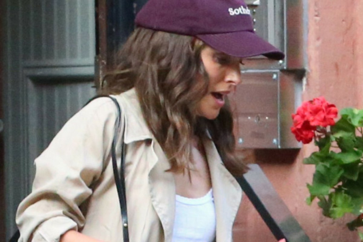 pregnant actress smiling