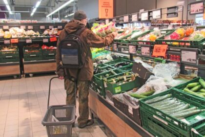 confused senior shopping