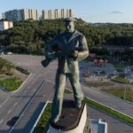 soldier hammer statue