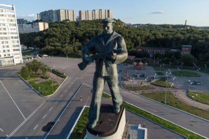 soldier hammer statue