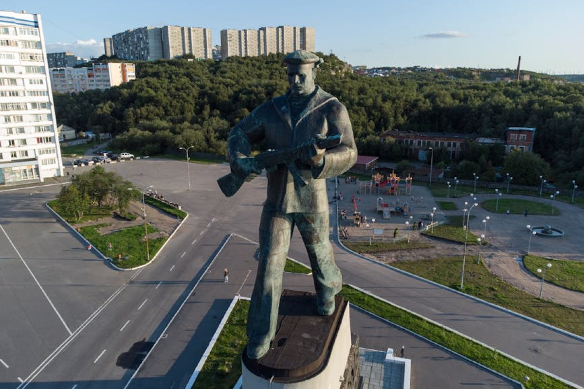 soldier hammer statue