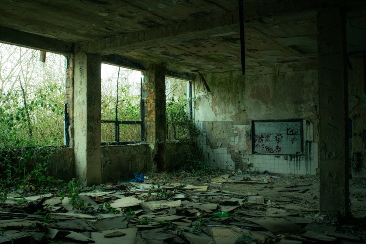 abandoned building police