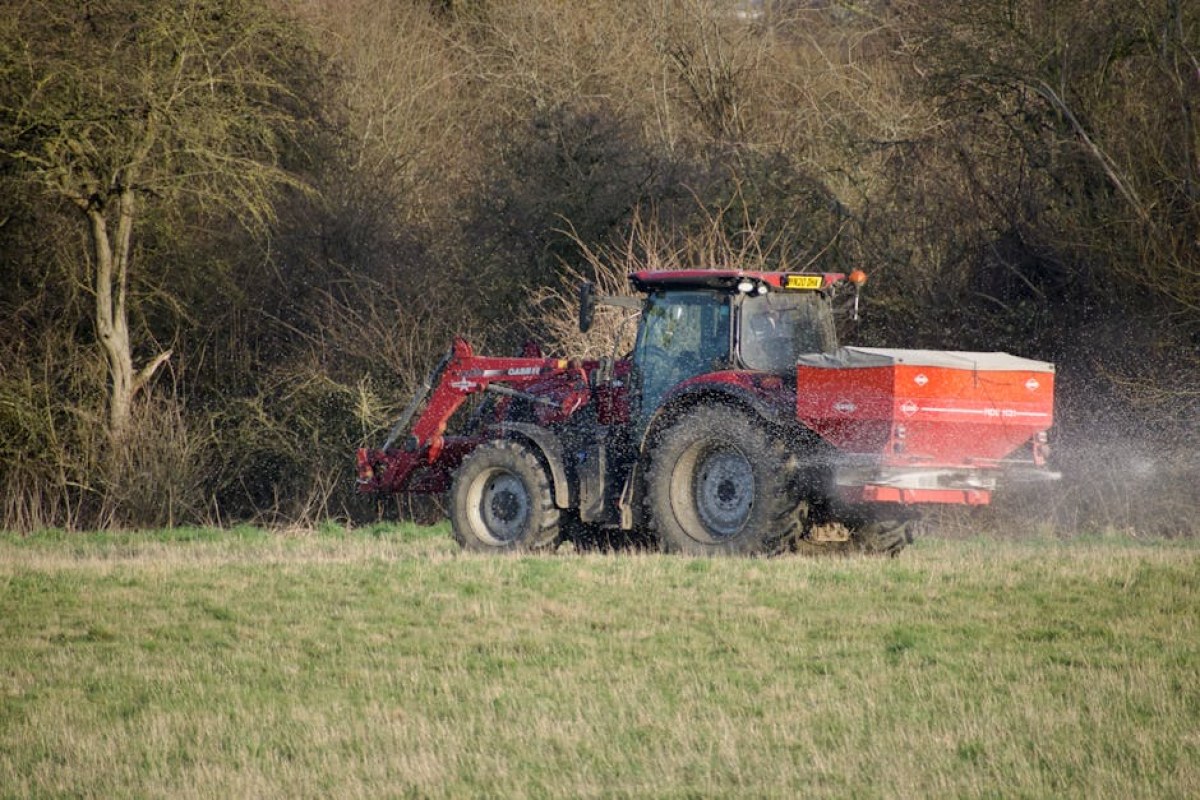 tractor field fertilizer