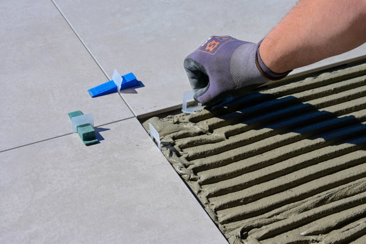 tiles laying worker