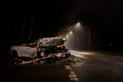 car accident crowd