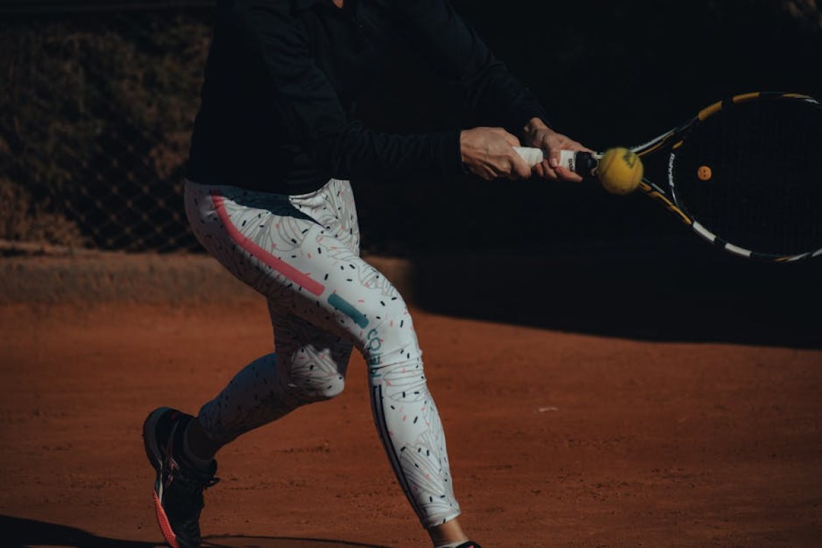 Magda Linette playing tennis