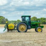 John Deere 560R – opryskiwacz z 6000-litrowym zbiornikiem i belkami do 42 m