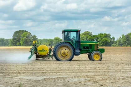 John Deere 560R – opryskiwacz z 6000-litrowym zbiornikiem i belkami do 42 m