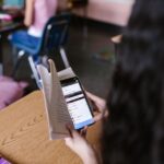 Rząd przyjął projekt zakazu smartfonów w szkołach podstawowych od września 2026