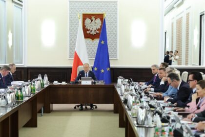 Rząd przyjął pakiet ustaw chroniących dzieci w internecie i wspierających opiekę nad najmłodszymi