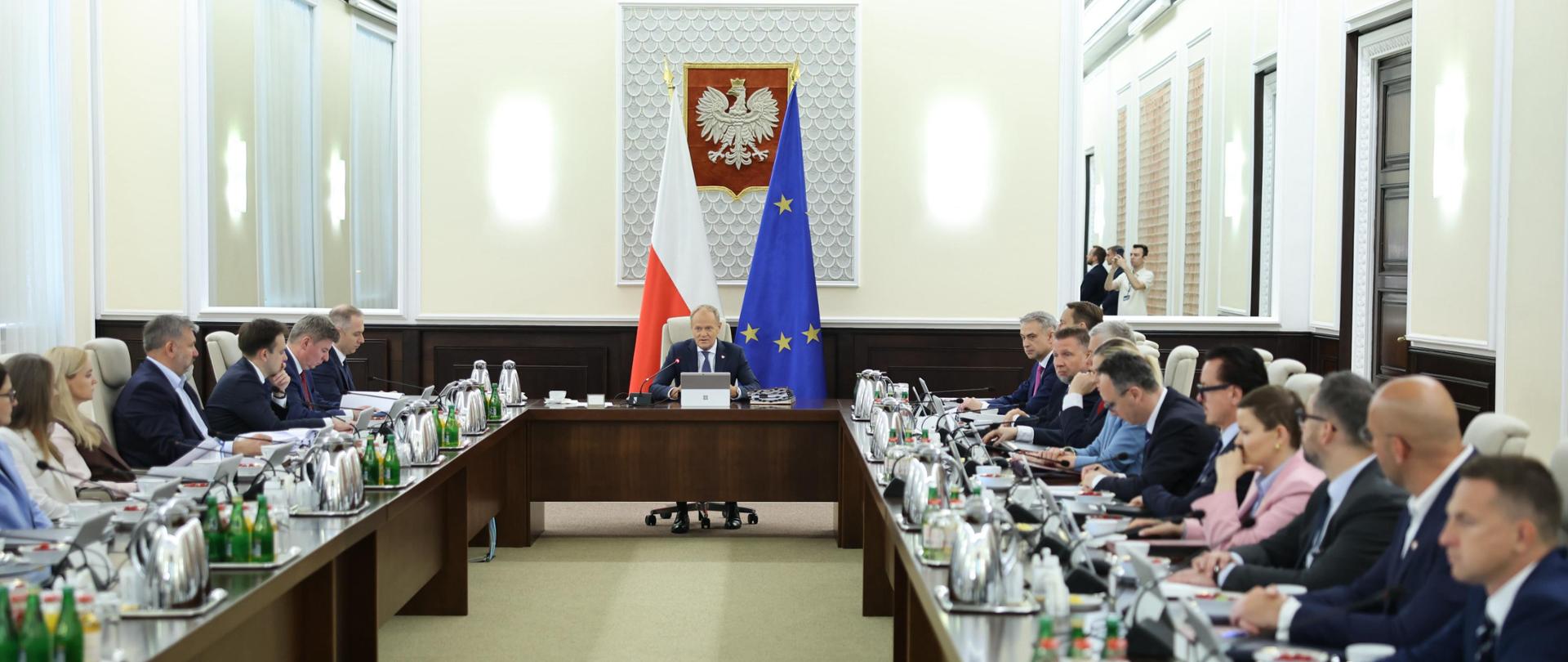 Rząd przyjął pakiet ustaw chroniących dzieci w internecie i wspierających opiekę nad najmłodszymi