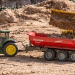 Miniaturowe maszyny rolnicze za tysiące euro – działają jak prawdziwe