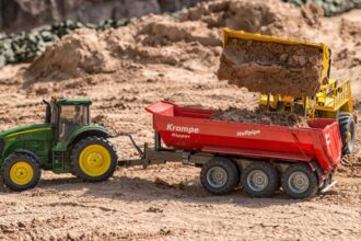 Miniaturowe maszyny rolnicze za tysiące euro – działają jak prawdziwe