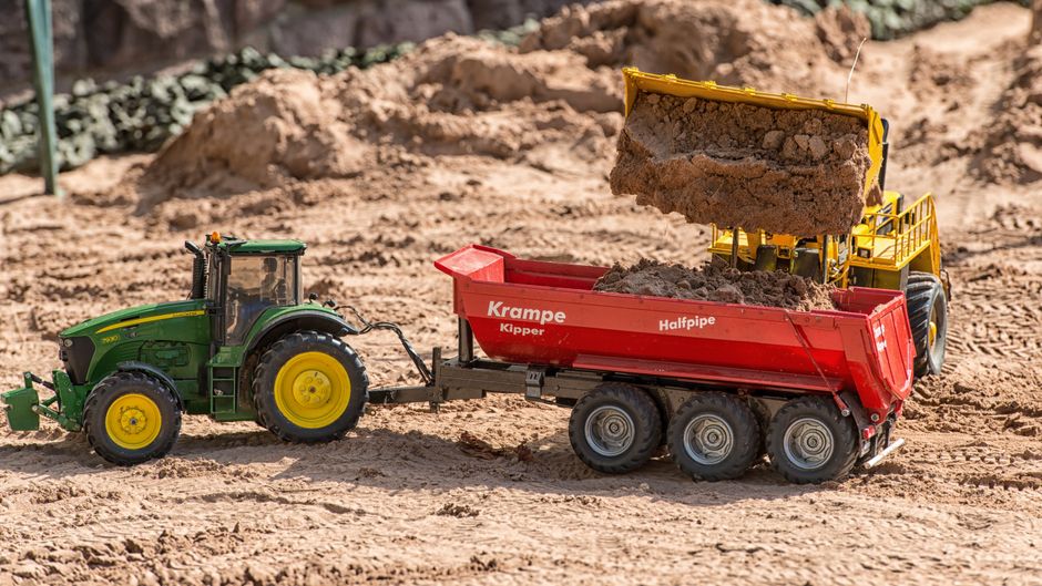 Miniaturowe maszyny rolnicze za tysiące euro – działają jak prawdziwe