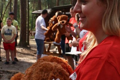 Koniec roku szkolnego to nie koniec problemów. 364 000 dzieci w kraju żyje w skrajnym ubóstwie