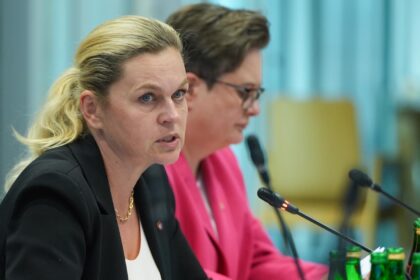 Sejmowa komisja poparła projekt ustawy o telefonach w szkołach