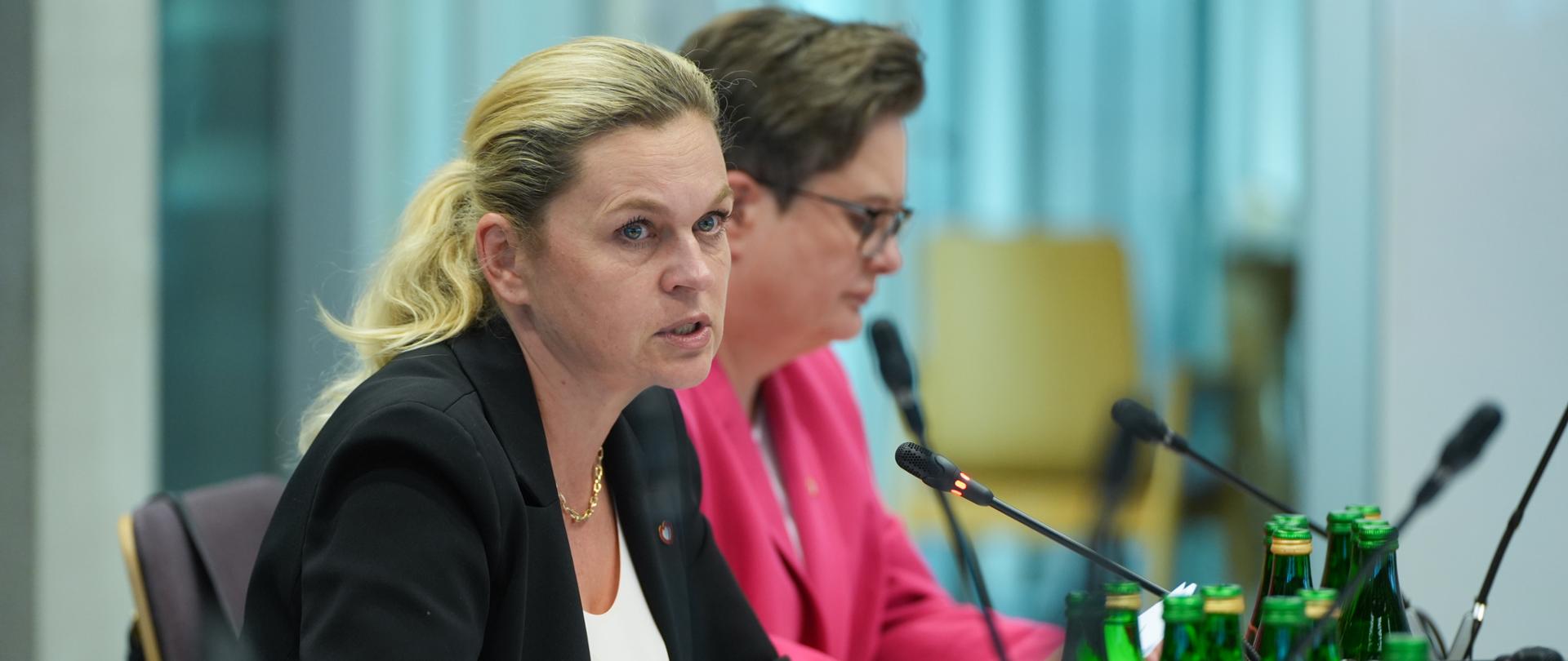 Sejmowa komisja poparła projekt ustawy o telefonach w szkołach