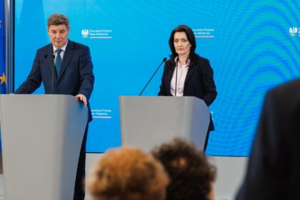 160 tys. seniorów czeka na medale. Rząd apeluje do prezydenta o przyspieszenie