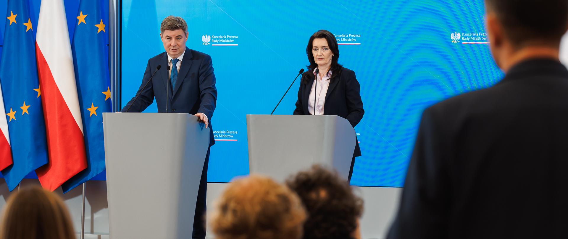 160 tys. seniorów czeka na medale. Rząd apeluje do prezydenta o przyspieszenie