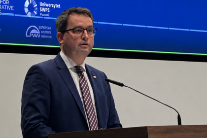 Wiceminister Sławomir Pałka otworzył międzynarodową debatę o sprawiedliwości naprawczej w Poznaniu