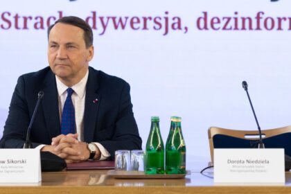 Sikorski: Rosja wydała 1,4 mld dolarów na propagandę w 2025 roku