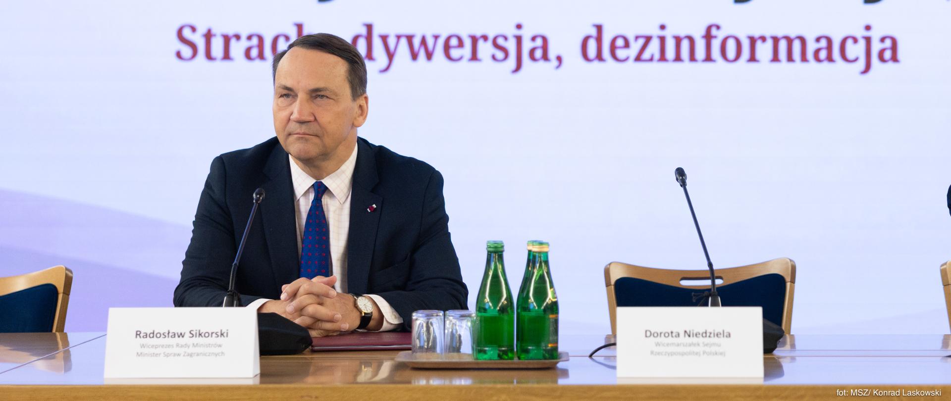 Sikorski: Rosja wydała 1,4 mld dolarów na propagandę w 2025 roku