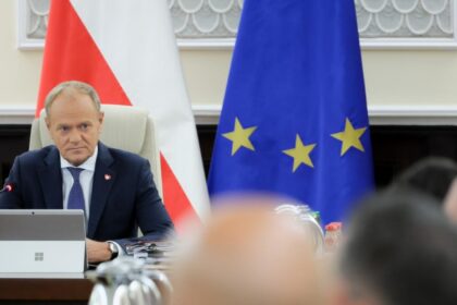 Rząd przyjął przepisy ograniczające używanie smartfonów w szkołach i chroniące dzieci przed pornografią w sieci