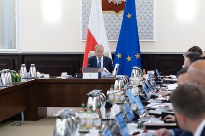 Rząd przyjął pakiet na 2027: płaca minimalna 4950 zł, waloryzacja emerytur i walka z wykluczeniem transportowym