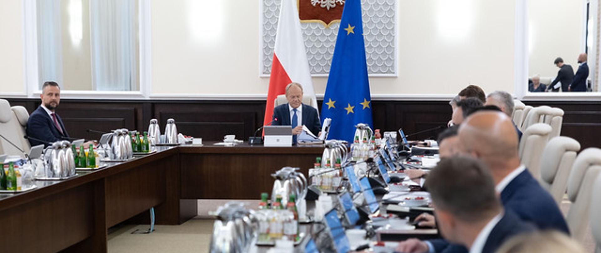 Rząd przyjął pakiet na 2027: płaca minimalna 4950 zł, waloryzacja emerytur i walka z wykluczeniem transportowym