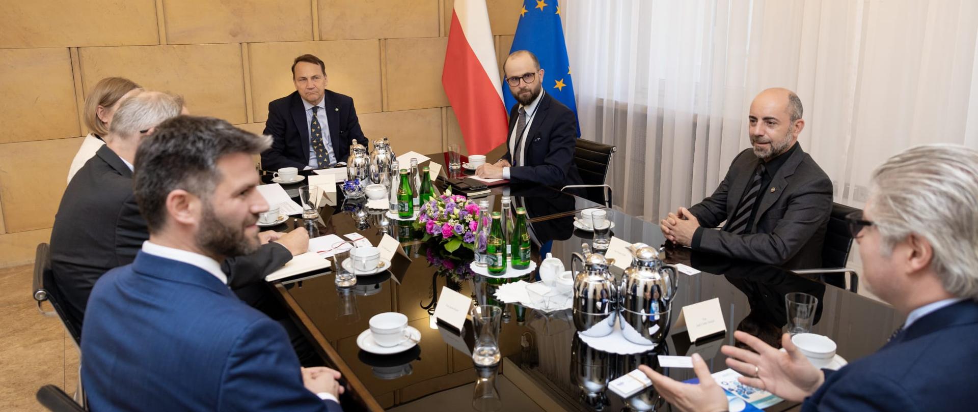 Wicepremier Sikorski rozmawiał z szefem ICAO o zagrożeniach dla lotnictwa cywilnego