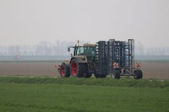 Mechaniczny szpadel Imants: 36 szpadli zamiast pługa